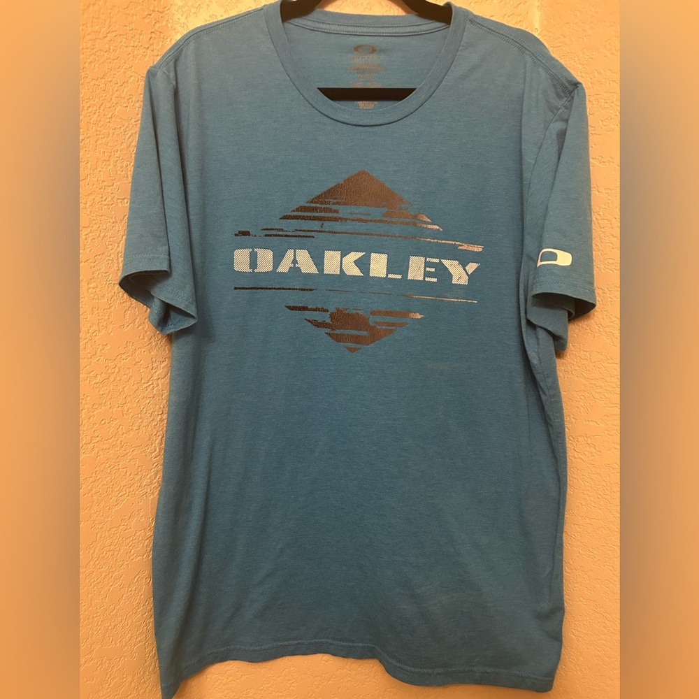 Oakley ‘Buckle Exclusive’ Sky Blue Graphic Logo Short Sleeve Tee. Size XL